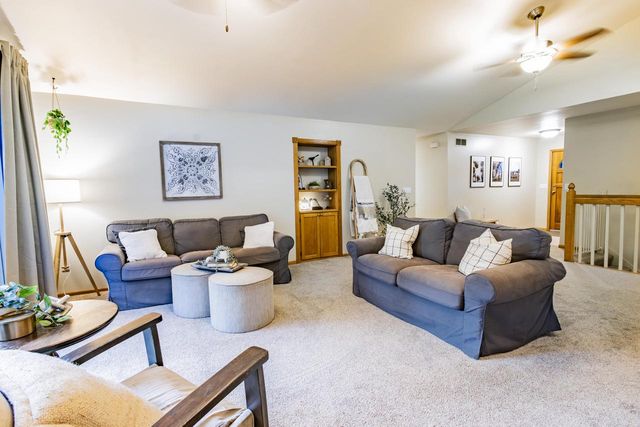 W226N2555 Oakwood LANE, Waukesha, WI 53186