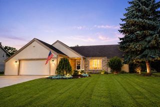 W226N2555 Oakwood LANE, Waukesha, WI 53186