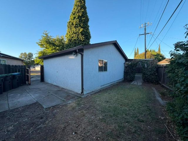 3032 Elmwood Ave, Stockton, CA 95204