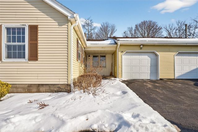 15 Braintree Crescent, Penfield, NY 14526