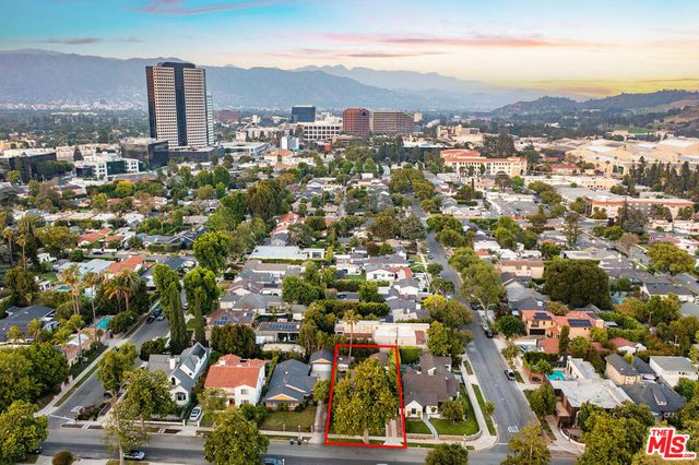 4322 N Clybourn Avenue, Burbank, CA 91505