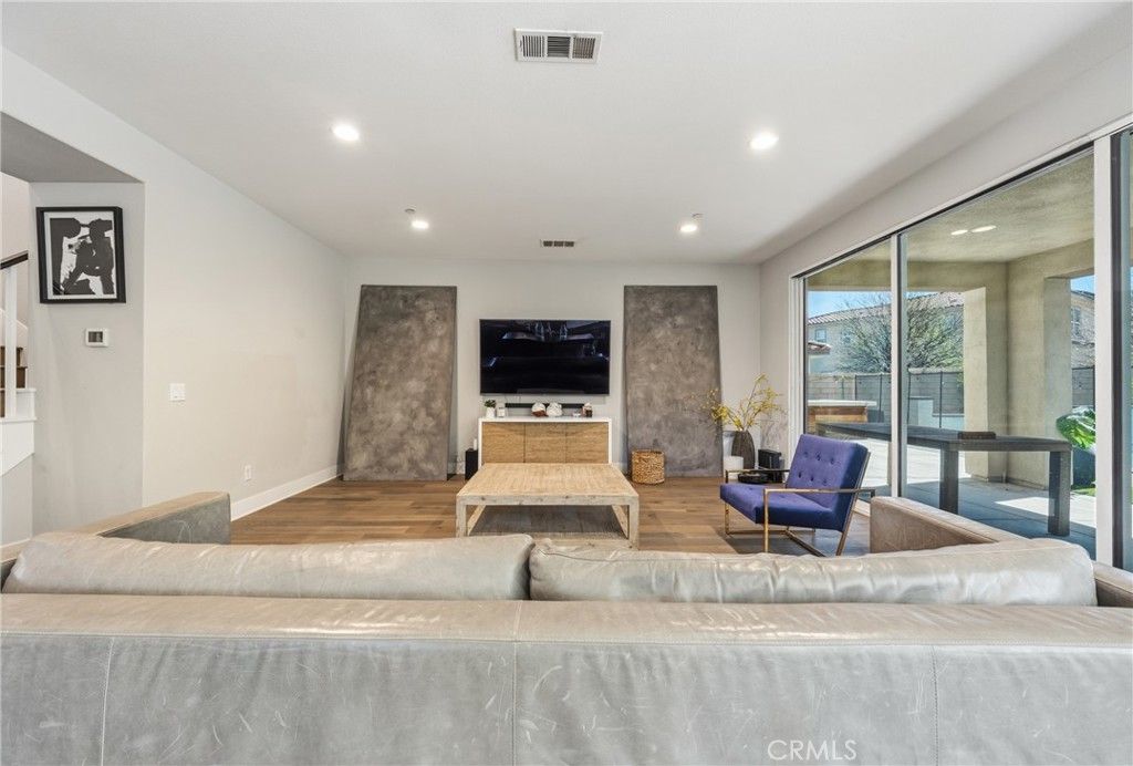 Image 10 of property listing at 25251 Golden Maple, Canyon Country, CA 91387