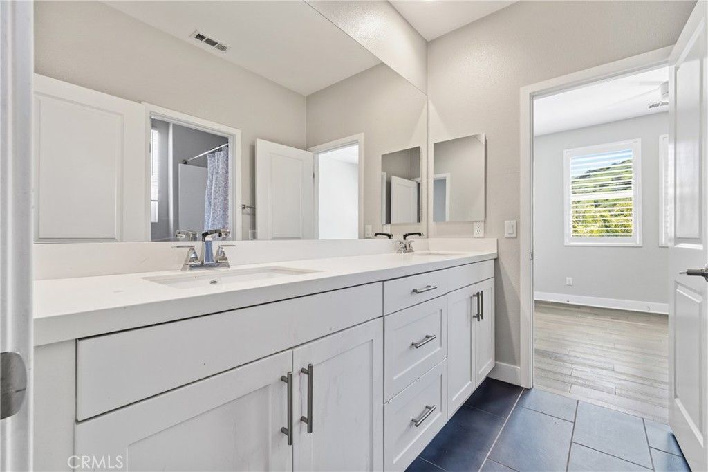 Image 21 of property listing at 25251 Golden Maple, Canyon Country, CA 91387