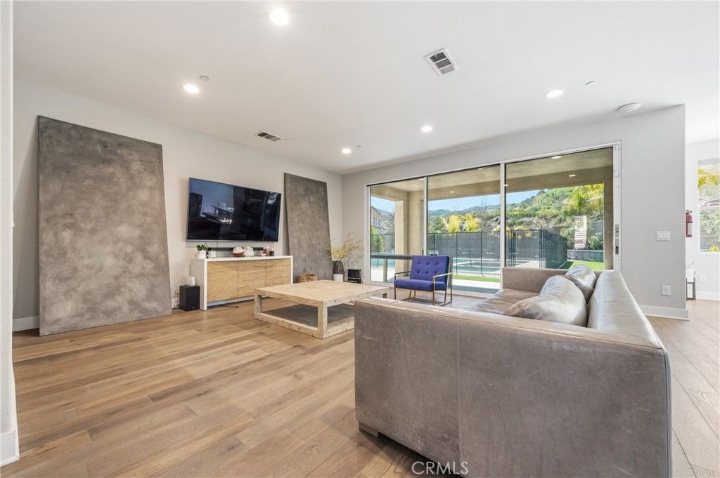 Image 8 of property listing at 25251 Golden Maple, Canyon Country, CA 91387