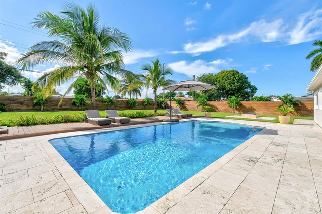 7101 W Lake Drive, Lake Clarke Shores, FL 33406