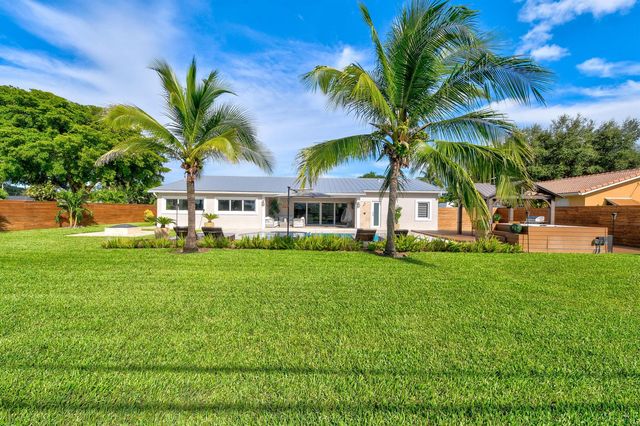 7101 W Lake Drive, Lake Clarke Shores, FL 33406