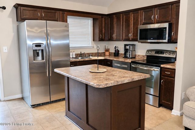 364 Berger Farm Dr, Mt Washington, KY 40047