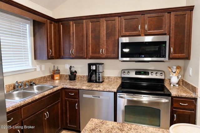 364 Berger Farm Dr, Mt Washington, KY 40047