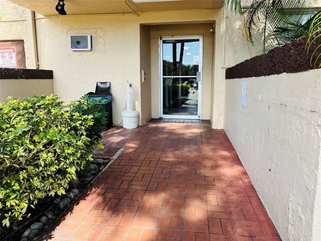 7300 NW 17th Street 202, Plantation, FL 33313
