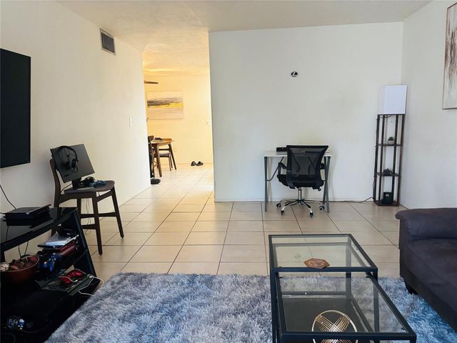 7300 NW 17th Street 202, Plantation, FL 33313