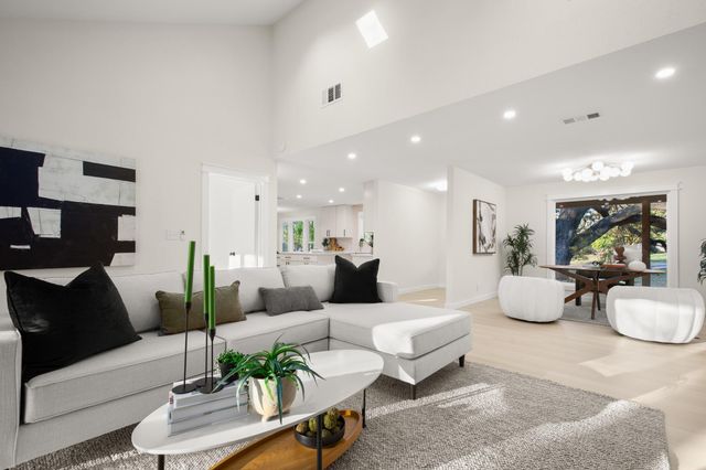 404 Bittern CIR, Buda, TX 78610