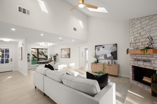 404 Bittern CIR, Buda, TX 78610