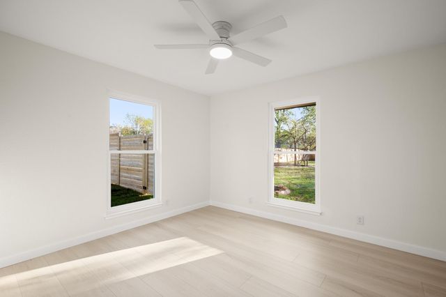 404 Bittern CIR, Buda, TX 78610