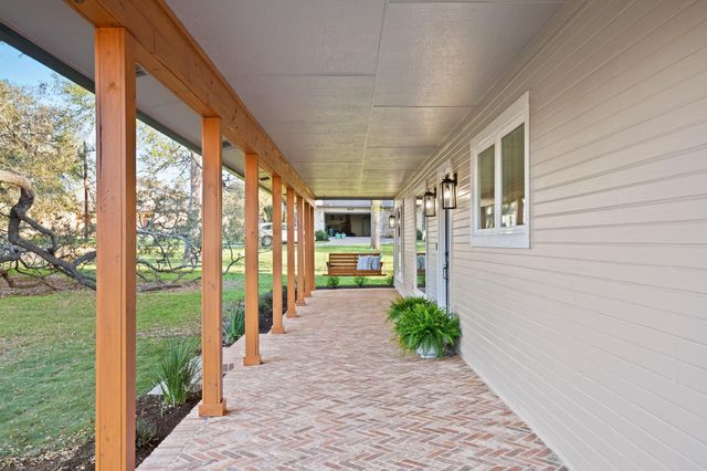 404 Bittern CIR, Buda, TX 78610