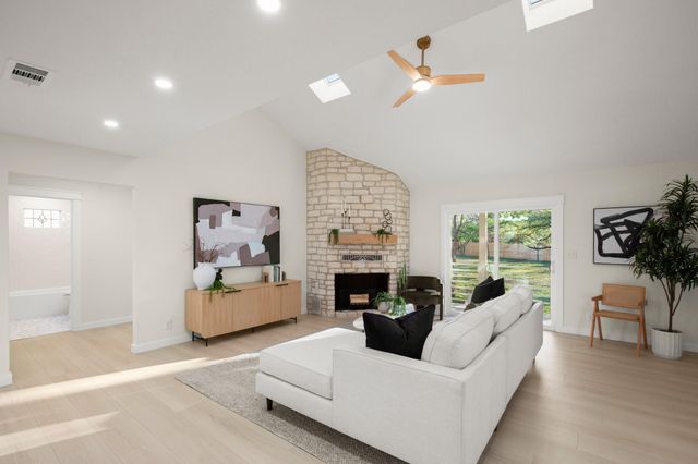 404 Bittern CIR, Buda, TX 78610