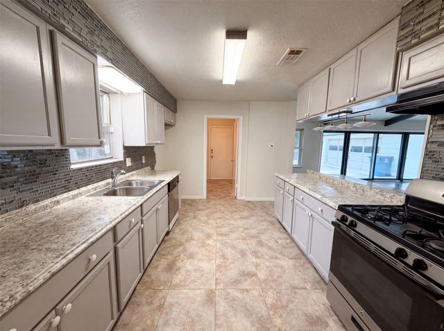 316 Brookwood Drive, Desoto, TX 75115
