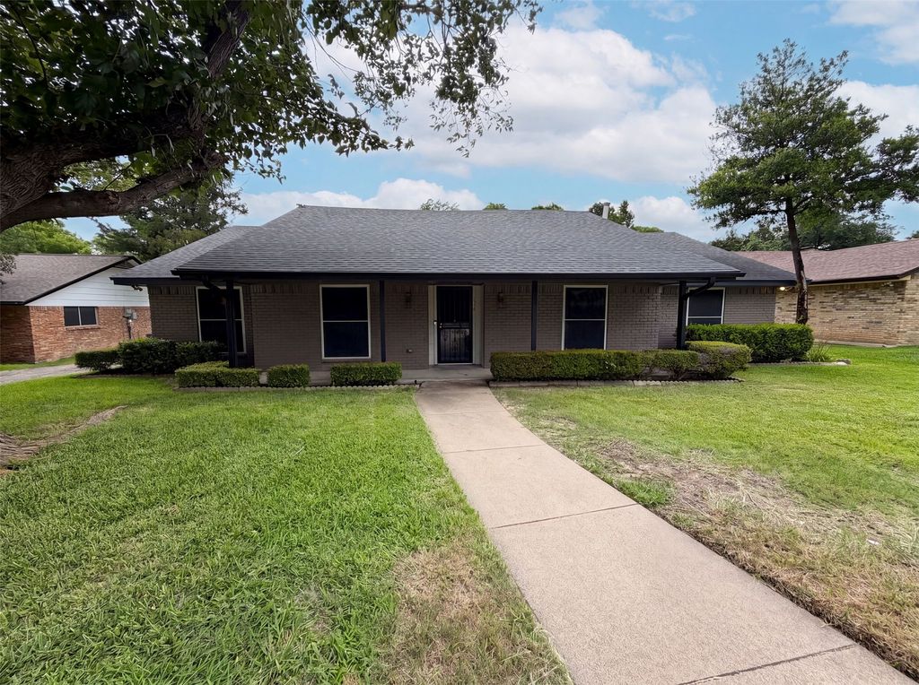 316 Brookwood Drive, Desoto, TX 75115