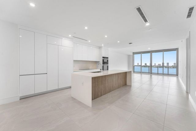 220 Lake Shore Drive 1006, Lake Park, FL 33403