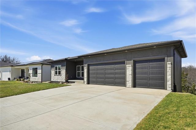 1412 NE Ernest Way, Lee's Summit, MO 64086