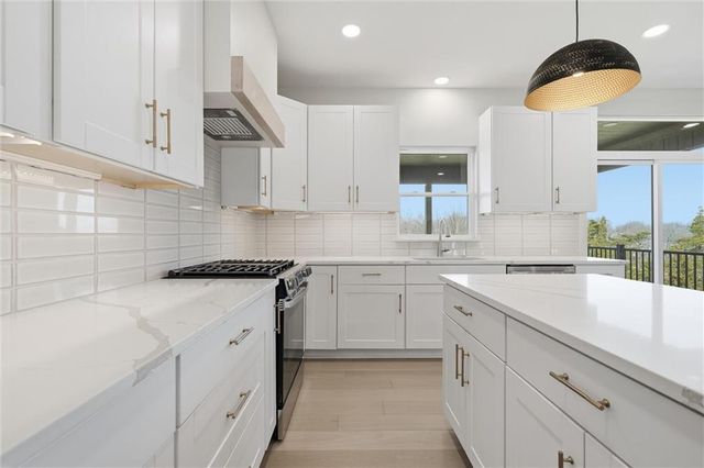 1412 NE Ernest Way, Lee's Summit, MO 64086