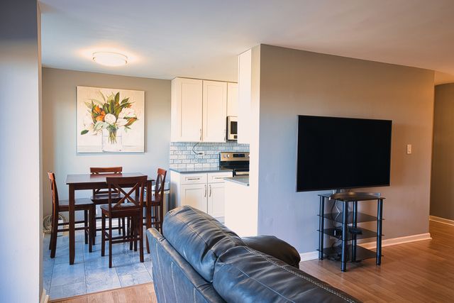 6833 N Kedzie Avenue 410, Chicago, IL 60645