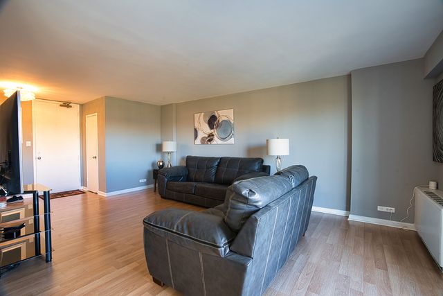 6833 N Kedzie Avenue 410, Chicago, IL 60645