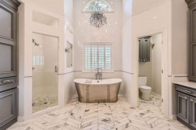 2390 W 8th ST, Austin, TX 78703