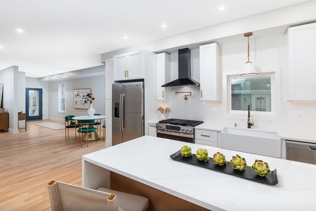 96 Burpee Rd 1, Swampscott, MA 01907