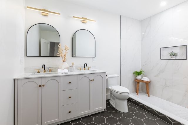 96 Burpee Rd 1, Swampscott, MA 01907