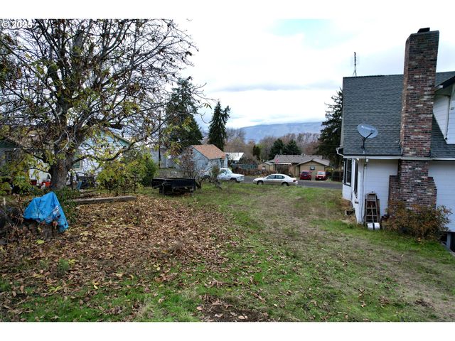 826 E 15TH St, The Dalles, OR 97058