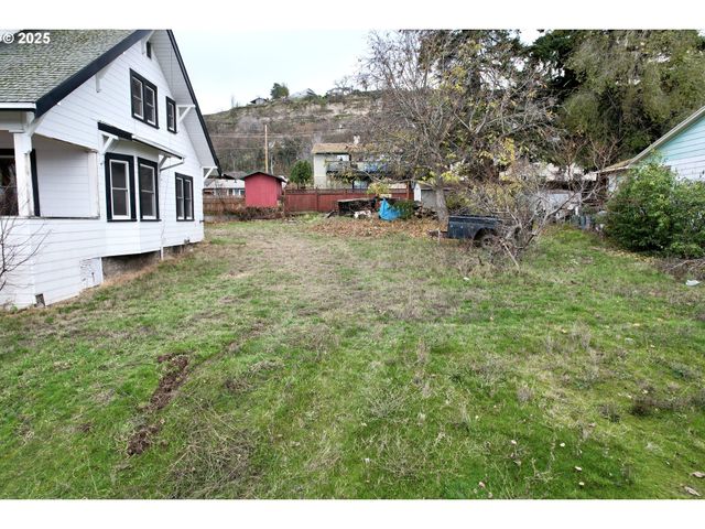 826 E 15TH St, The Dalles, OR 97058