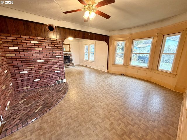 826 E 15TH St, The Dalles, OR 97058