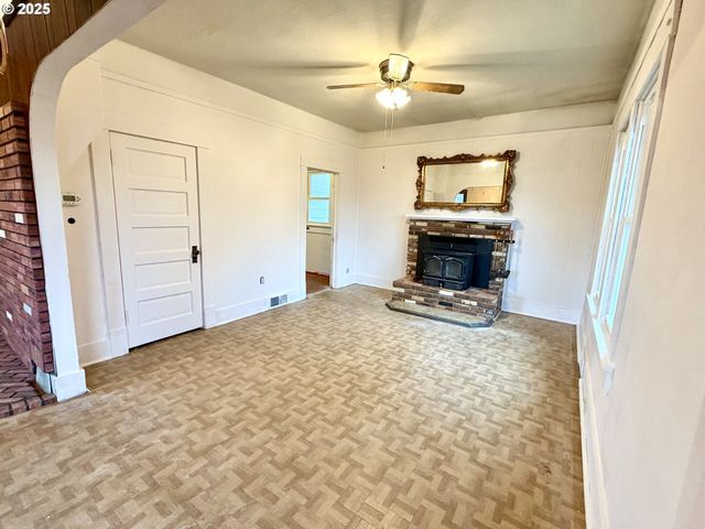 826 E 15TH St, The Dalles, OR 97058