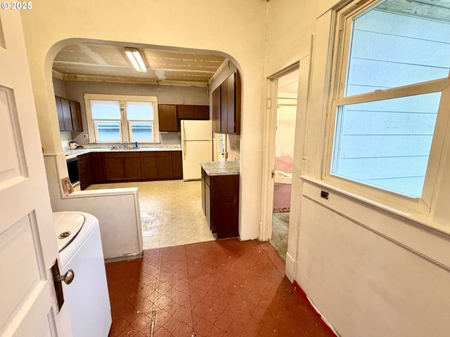 826 E 15TH St, The Dalles, OR 97058