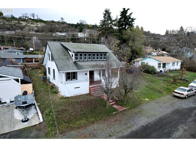 826 E 15TH St, The Dalles, OR 97058