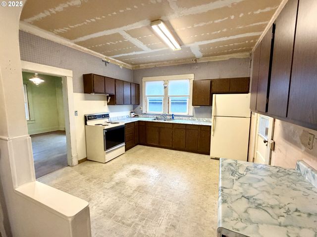 826 E 15TH St, The Dalles, OR 97058