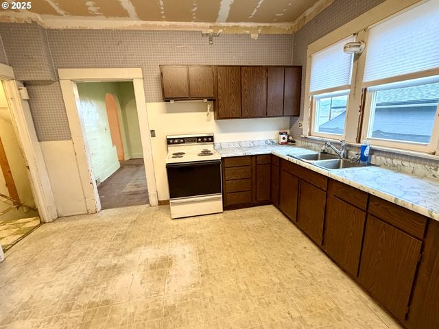 826 E 15TH St, The Dalles, OR 97058