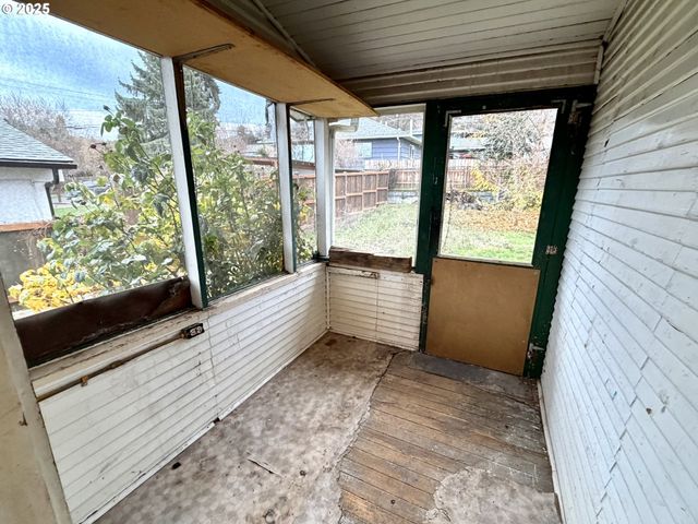 826 E 15TH St, The Dalles, OR 97058