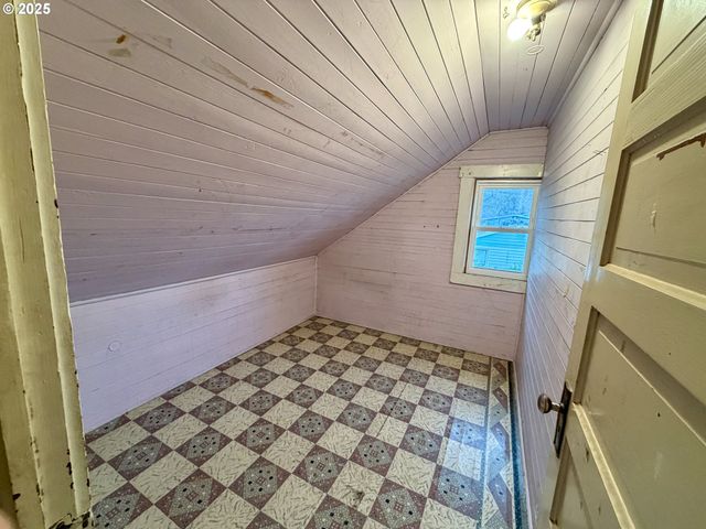 826 E 15TH St, The Dalles, OR 97058