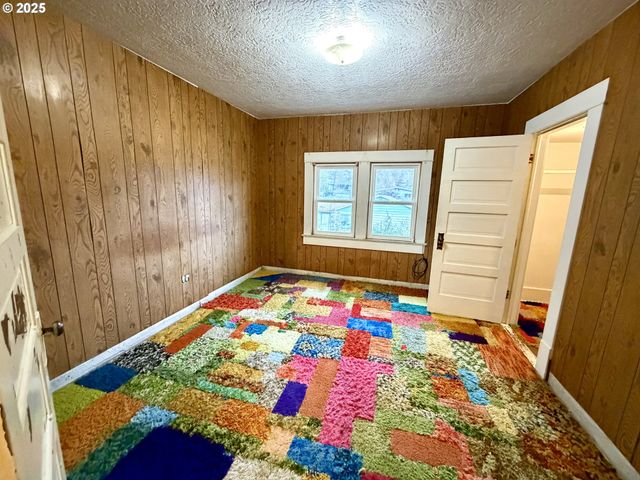 826 E 15TH St, The Dalles, OR 97058