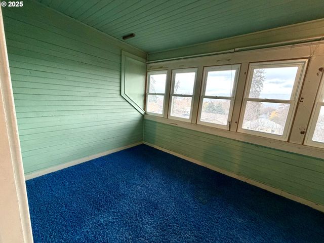 826 E 15TH St, The Dalles, OR 97058