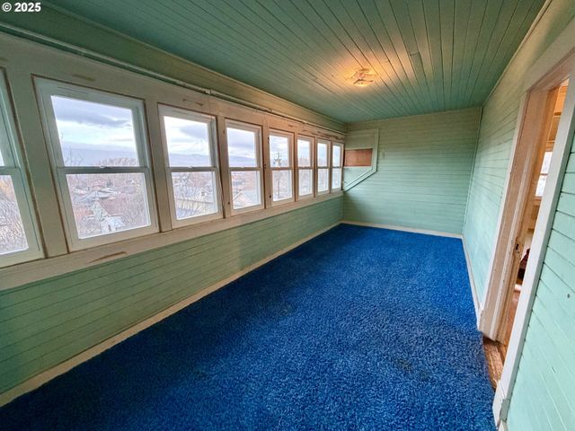 826 E 15TH St, The Dalles, OR 97058