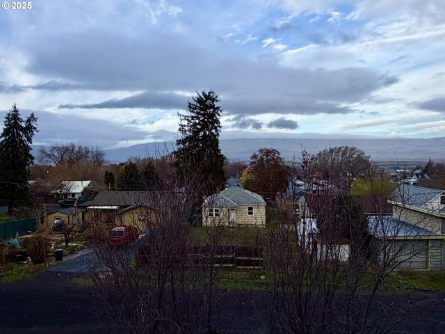 826 E 15TH St, The Dalles, OR 97058