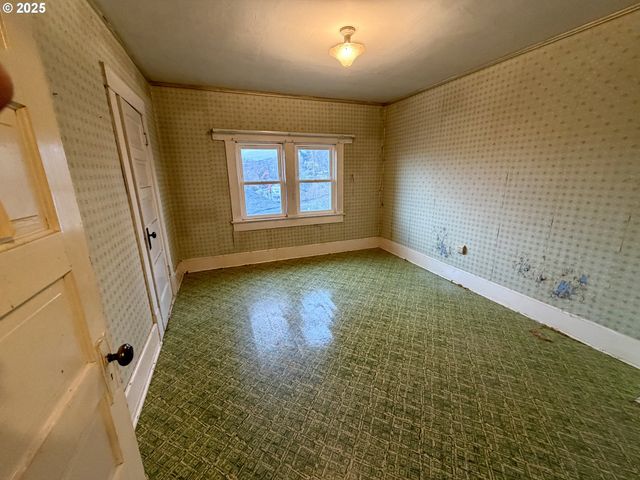 826 E 15TH St, The Dalles, OR 97058