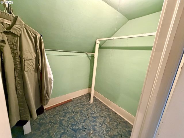 826 E 15TH St, The Dalles, OR 97058