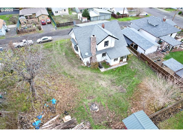 826 E 15TH St, The Dalles, OR 97058