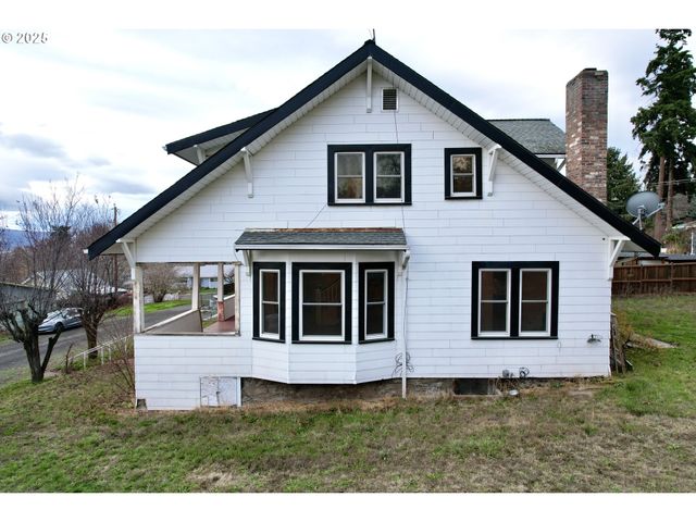 826 E 15TH St, The Dalles, OR 97058