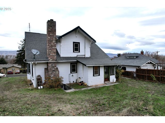 826 E 15TH St, The Dalles, OR 97058