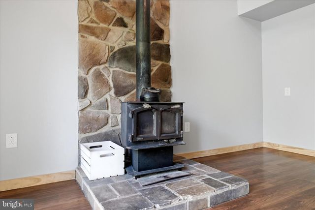 185 PLUM TREE LN, Berkeley Springs, WV 25411