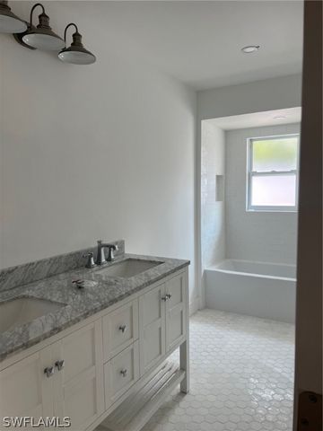 673 107th AVE N, Naples, FL 34108